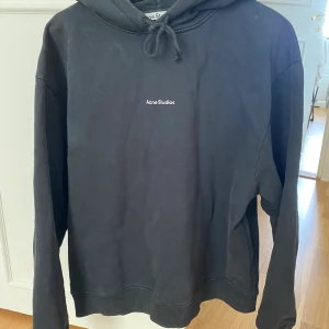 Acne Studios hoodie - Acne Studios hoodie. Använd men fint skick. Urtvättad stil från början. Nypris 3600kr.
