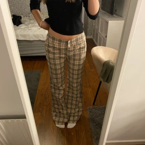 Byxa - Fina byxor perfekta till hösten, de är vintage och formar kroppen superfint!! Lowwaist/midwaist och raka i benen, passar som en S💞