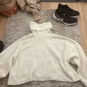 Polo tröja  - Fin stickad polo tröja från Gina. Den har en sminkfläck vid halsen eftersom den har en hög krage. Annars inget annat. Går bort i tvätt. Köparen står för frakten! 