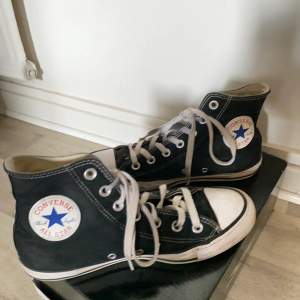 Chuck taylor svarta converse skor som jag köpte från Zalando. Använda fåtal gånger och är i fint skick. (Gratis frakt🖤)