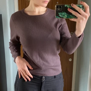 Tröja  - Sjukt fin och mjuk tröja i 100% kashmir som säljes då jag behöver plats i garderoben. Uppskattas till S/M. Möts upp i Stockholm eller skickar mot fraktkostnad <3