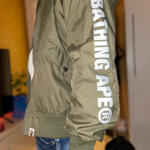 BAPE jacka (A bathing ape) - Helt ny bape bomber jacka i mörkgrön storlek s (passar m) aldrig använd endast testad. Bara legat i gadroben som samlar objekt. Nypris 8000kr mitt pris minst 3k (jackan går ej köpa någonstans deras gamla kollektion) 