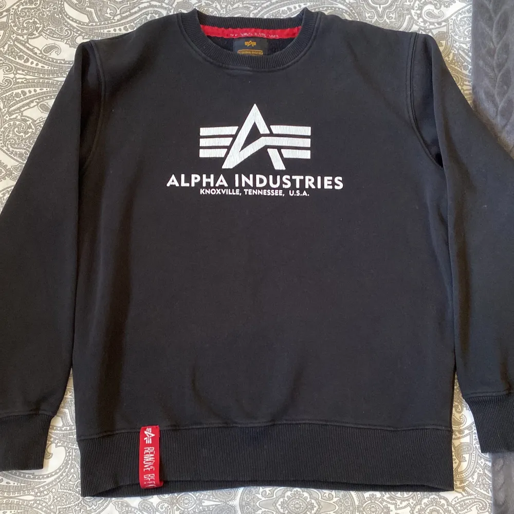Säljer en super fin Alpha industries sweatshirt i storlek M (herr). Jag tycker den är lika fin till herr som till dam. Använd men tagit bra hand om den så den är i fint skick, inga hål eller fel. Pris kan diskuteras vid snabb affär.. Hoodies.
