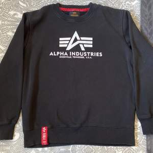 Säljer en super fin Alpha industries sweatshirt i storlek M (herr). Jag tycker den är lika fin till herr som till dam. Använd men tagit bra hand om den så den är i fint skick, inga hål eller fel. Pris kan diskuteras vid snabb affär.