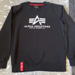 Alpha industries sweatshirt  - Säljer en super fin Alpha industries sweatshirt i storlek M (herr). Jag tycker den är lika fin till herr som till dam. Använd men tagit bra hand om den så den är i fint skick, inga hål eller fel. Pris kan diskuteras vid snabb affär.