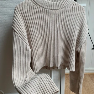 Stickad tröja från H&M, storlek S - Beige stickad tröja från H&M i storlek S