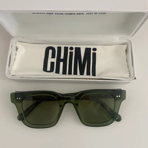 Chimi #004 kiwi - Chimi solglasögon i modellen #004 i färgen kiwi. Sparsamt använda och i fint skick. Inga repor på glaset. Finns små repor på ramen runt omkring om man kollar noga, men inget som egentligen syns. Fodralet är i ok begagnat skick.