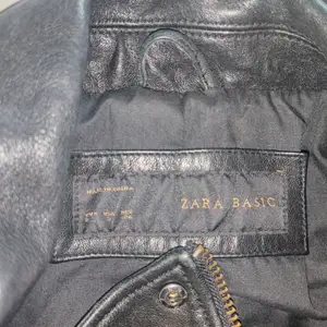 Skinn jacka från Zara i ny skick, väldigt fin och varm