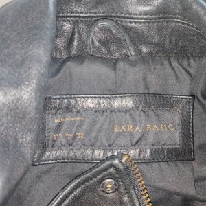 Zara skinnjacka stlk S - Skinn jacka från Zara i ny skick, väldigt fin och varm