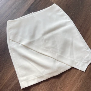 Vit kjol  - Vit kjol i nyskick från vero Moda. Storlek 34