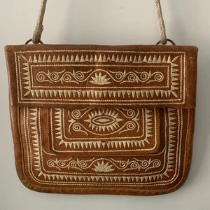 Vintage väska med broderi - Super fin vintage läder väska med broderi🪴