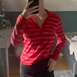 Långärmad t-shirt❤️💗 - Säljer denna topp då jag känner att den inte matchar min hårfärg haha😁 Den är i ett jättebra skick!! Köparen står för frakten💚💗