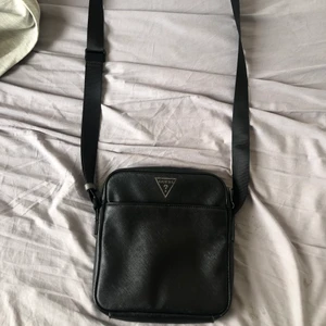 Guess väska herr - Säljer nu min Guess väska i nyskick (9.5/10), använd ett fåtal gånger. Nypris 1000kr, mitt pris 300kr. 