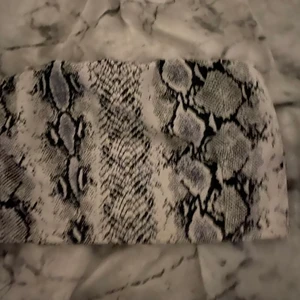 crop top - säljer för 30kr, den är i storlek xs. Aldrig använd.