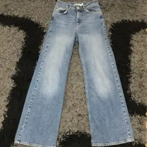 Ett par fina blåa baggy jeans från Carin Wester. Köptes i sommar och har inte blivit använd alls. 