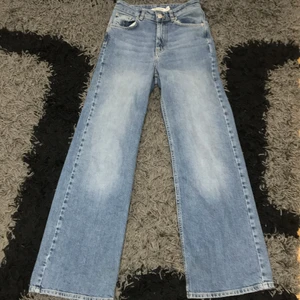 Jättefina jeans  - Ett par fina blåa baggy jeans från Carin Wester. Köptes i sommar och har inte blivit använd alls. 