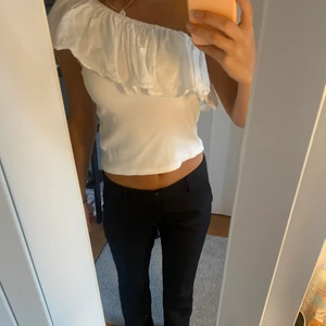 One sholder volangblus - Säljer min supersöta volangblus som är onesholder! Lätt att klä upp till fest eller ha till vardags! 