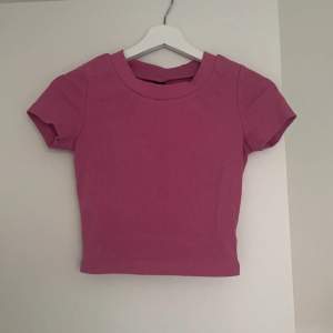 Mörk rosa t shirt använd någon gång, storlek xs och är i fint skick 