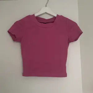 Mörk rosa t shirt använd någon gång, storlek xs och är i fint skick 