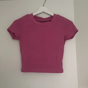 Topp - Mörk rosa t shirt använd någon gång, storlek xs och är i fint skick 