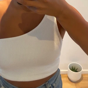 Topp - Vit topp, ribbad