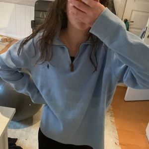 Ralph Lauren tröja - En fin ljusblå Ralph Flauren tröja i bra skick!!💕🤗