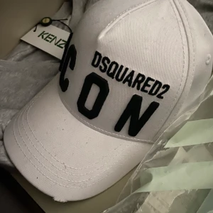 Icon Kepsar - Säljer mina icon kepsar då jag har andra. Den vita är använd 2 gånger väldigt fint skick ba samlat damm, lite missfärgning inuti (kan skicka bild) Röd/svarta är använd så den är lite  solblekt men inte jättemycket  900 för den vita 650 för röda 1400=båda