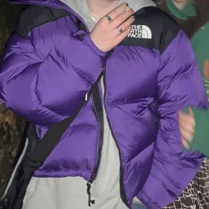 the North face jacka  - En lila the north face jacka storlek S herr nypris 3 900 ungefär. helt okej skick den har en fläck vid dragkedjan 
