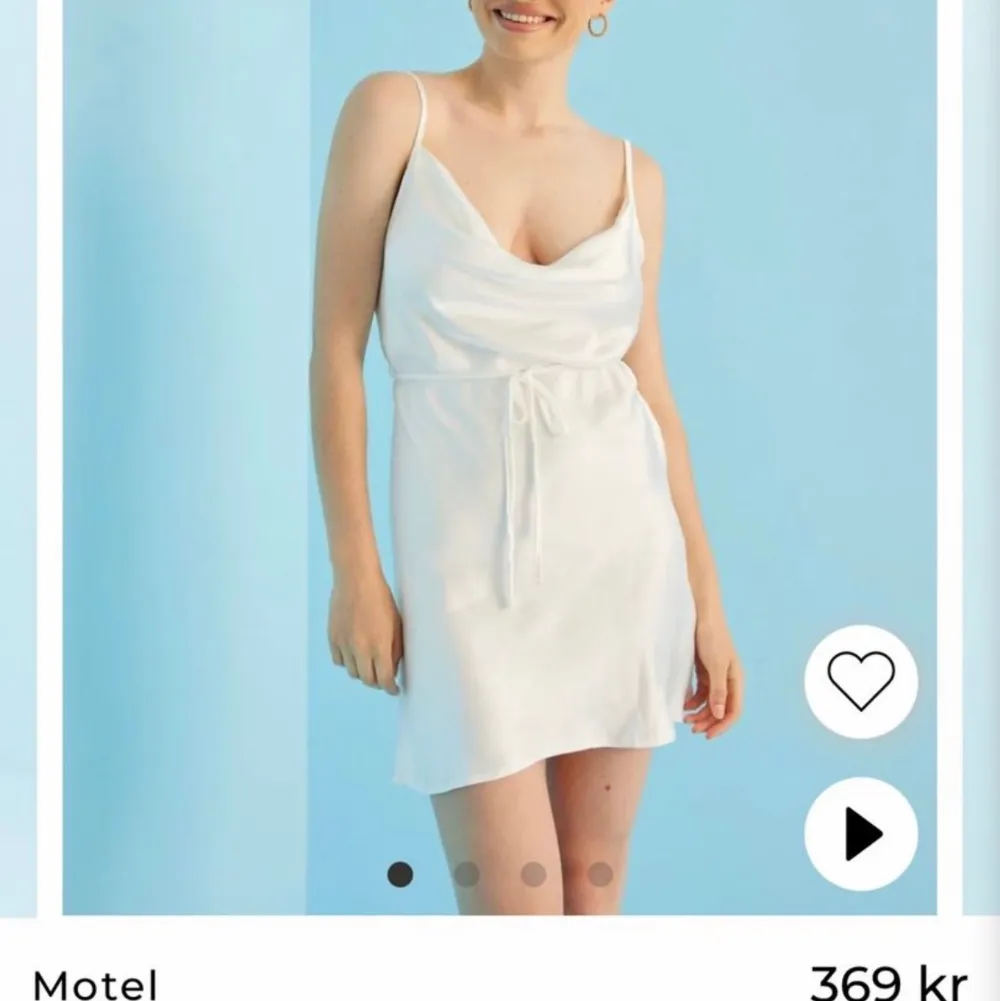 Vit satin klänning från motel. Köpt på Nelly för 369kr. Aldrig använd endast testad. Storlek XL  📍Möts upp i Stockholm/Södermalm eller Åkersberga.  💌 Köparen står för frakten - priset varierar    ❌ inga returer. Klänningar.