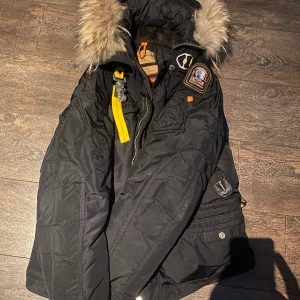 Parajumpers jacka - Säljer då den är för stor för mig Storlek L Bra skick 2500 elr bud Kan fraktas mot betalning