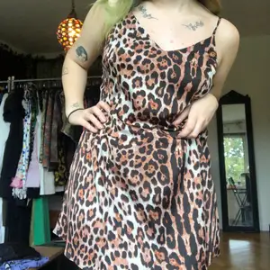 Leopardmönstrad kort slipklänning 