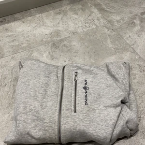 sail racing - Hej! Idag säljer jag min Sailracing kofta för 600kr. Den här är till både killar och tjejer och ser helt ny ut. Kom provat för mer information☺️frakt 50 kr!