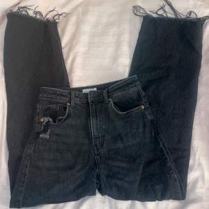 Säljer dessa svarta jeans från H&M pga att jag har ett par liknande som sitter mig bättre, skriv om ni vill ha fler bilder😇
