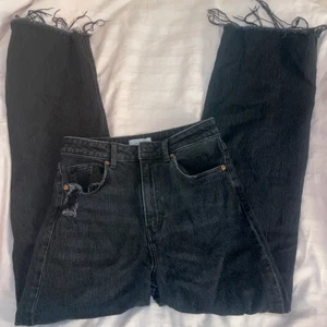Jenas - Säljer dessa svarta jeans från H&M pga att jag har ett par liknande som sitter mig bättre, skriv om ni vill ha fler bilder😇