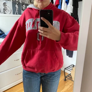  varsity hoodie - Cool Varsity hoodie som jag köpte second hand för ungefär 1 år sedan💞💞 Passar i storlek M eller S om man vill ha lite oversized💞
