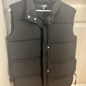 Storlek 36 - Sitter fint, varm. bara använd en gång.  Original pris 550kr