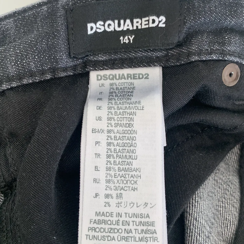 Hej  Jag säljer nu mina Dsquared2 byxor. Mycket fint skick. Storlek: 14 years old. De är köpta från farfetch till ordinarie pris. Äkta. Kan tänkas byta mot något . Jeans & Byxor.