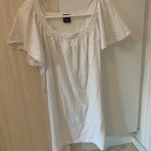 Blus - Säljer denna super söta blus ifrån cellbes för 150kr (Jag står för frakten) den är aldrig använd i stl 38/40, skriv privat för frågor 