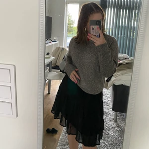 Svart kjol - Svart oanvänd kjol från Chelsea. Köptes i butiken i gbg förra sommaren men har för många kjolar så den används aldrig 