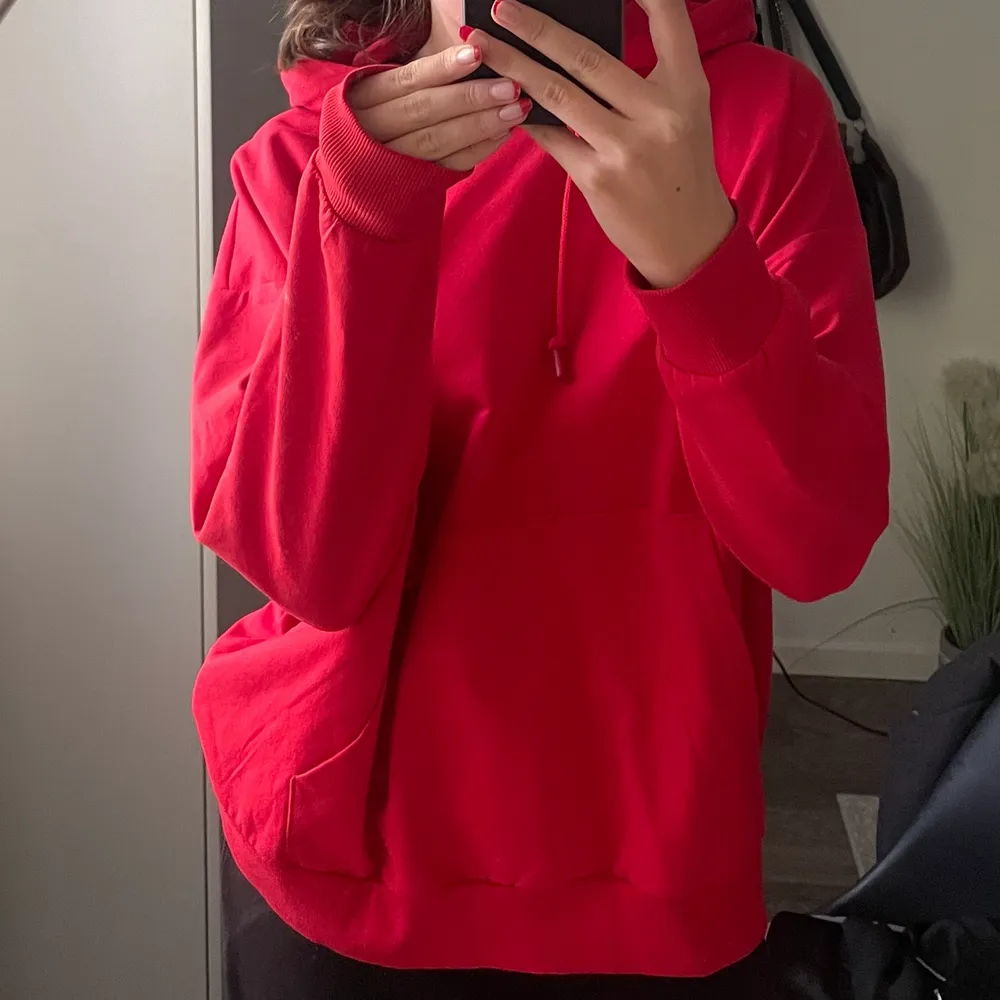 Jättemysig röd hoodie som endast är använd få gånger, köparen står för frakt ❤️. Hoodies.