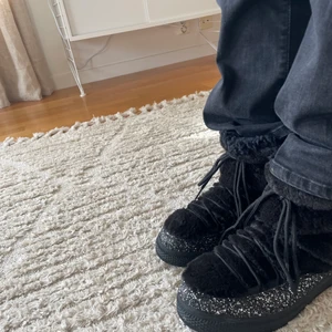 Vinterskor - Säljer nu mina förra årets vinterskor, använda Max 5 gånger så fortfarande i nyskick och inga tecken på användning💕💕💕 storlek 40 men skulle säga att dom små i storleken då jag som oftast har 39 kan ha dom utan problem! Start pris 500 men kom gärna med egna förslag, köptes för 1200