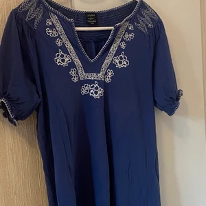 Vintage  - Jag säljer denhär supersöta toppen från cellbes, den är i nyskick, bild 1 visar färgen på den bäst, den är i stl 38/40 men sitter bra på mig som är 36, den har resor i axlar och i armarna, skriv privat till mig för frågor (Fri frakt)