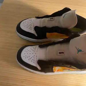 Säljer ni mina fina Jordan 1 Low köpta i somras, i fint skick (med smått creasing) Nytvättade med Crep Protect  Ingår:  Nya Crep Showlace Flat Svarta Orginalkartong   Skriv vid frågor eller fler bilder  Går att hämta och skickas  