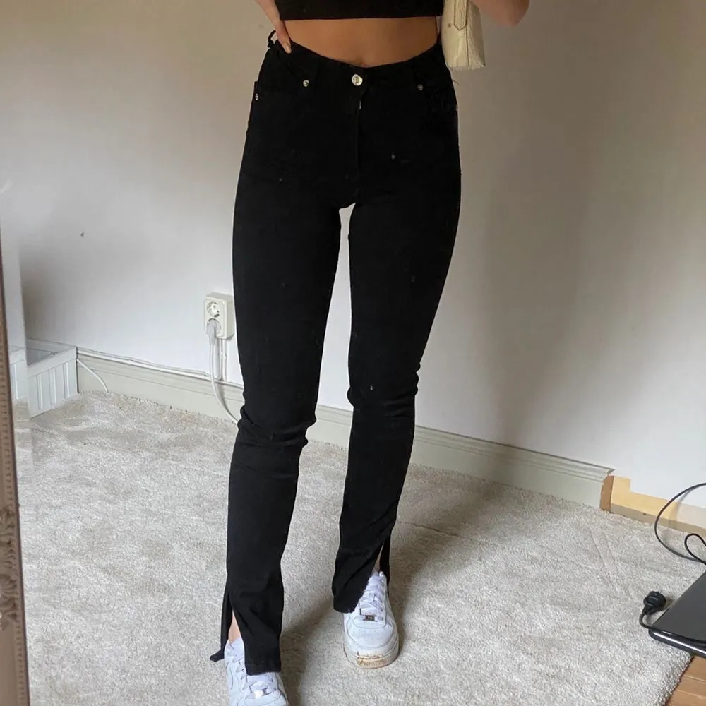 (Första bilden lånad då jag inte kan ta egen på mig pga för små). Zara jeans med slits längst ner vid benet. Aldrig använda, köpt för 500kr 💕TRYCK INTE PÅ KÖP NU!. Jeans & Byxor.