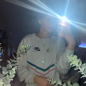 Nike sweatshirt - Hej! Säljer en Nike sweatshirt som är i stl xs. Köpt för 500kr för ca 1 år sedan men knappt använd. Vid intresse eller mer info eller fler bilder skriv pm.