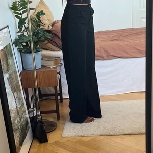 Bershka kostymbyxor  - Säljer mina svarta kostymbyxor från Bershka i fint skick, storlek 36💛Jag är ca 164cm! Köpare står för frakten, kan även mötas upp i Jönköping! 