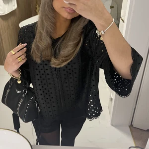 skinn/läder blus från Zara  - Lägger ut ett till inlägg då jag på mitt förra fick massor oseriösa budare. Säljer denna populära nästintill oanvända skinn blus från Zara, storlek L men sitter fint o lite oversized på mig som annars bär XS (passar alltså XS-L). Köpare står för frakt 💘💘💘