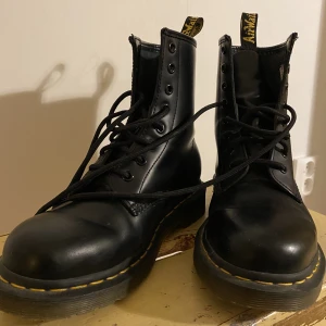 BLACK DR. MARTENS - Begagnade Dr. Martens! Svarta och blanka! Jättesnygga! Mycket bra skick! 
