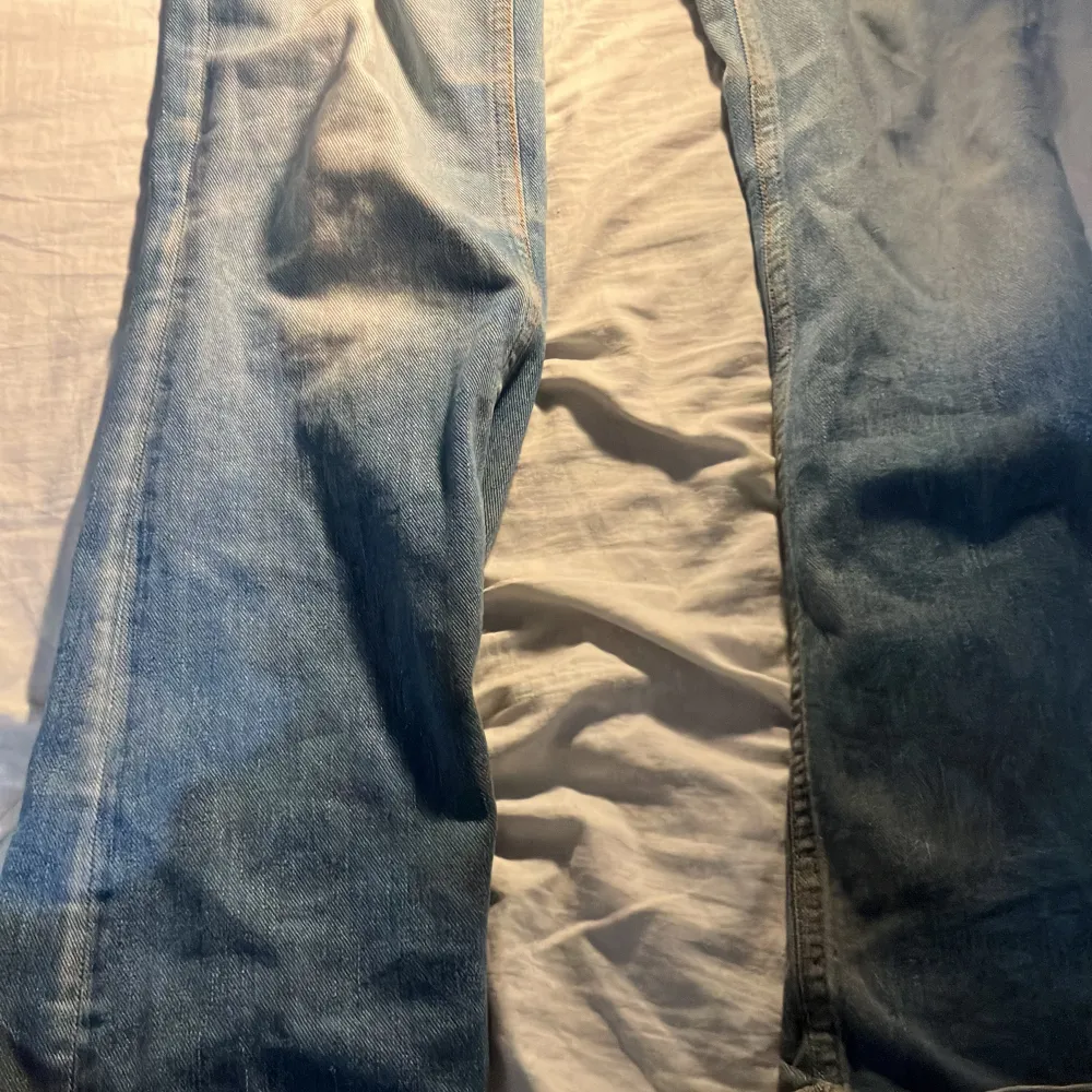 Super trendiga och fina jeans som inte passar mig längre, dom är flared och köpta för länge sen så de är äkta liksom 00 jeans. Lite trasiga i botten av benen (skicka för bild) men funkar absolut ändå. Inte säker på storleken men skulle säga M eller S☺️. Jeans & Byxor.