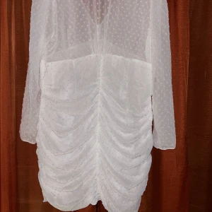 Klänning - Vit klänning🤍 STRL 46 Köparen står för frakten, hojta vid funderingar! 